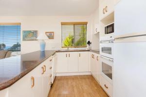 Cucina o angolo cottura di Seacrest Unit 3 Moffat Beach QLD