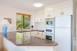Cucina o angolo cottura di Seacrest Unit 3 Moffat Beach QLD
