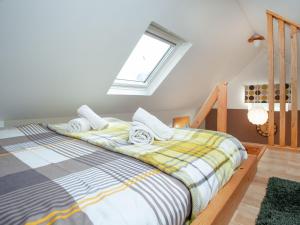 a bedroom with a bed and a window at Aremo Garden House in Torquay