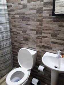 プンタ・デル・ディアブロにあるLas chochitas 6pのトイレと洗面台付きのバスルーム +23枚の写真