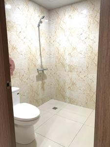 La salle de bains est pourvue d'une douche et de toilettes. dans l'établissement Viet Long Complex Residence, à Bắc Ninh