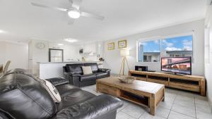 TV a/nebo společenská místnost v ubytování Tranquil Shores Unit 16 Caloundra QLD