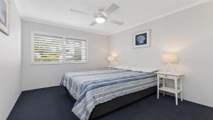 Postel nebo postele na pokoji v ubytování Tranquil Shores Unit 16 Caloundra QLD + 5 fotografií