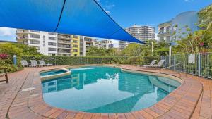 Bazén v ubytování Tranquil Shores Unit 16 Caloundra QLD nebo v jeho okolí