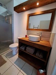 Koupelna v ubytování Appartement vue mer, résidence avec piscine à Tartane