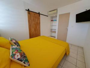 TV a/nebo společenská místnost v ubytování Appartement vue mer, résidence avec piscine à Tartane