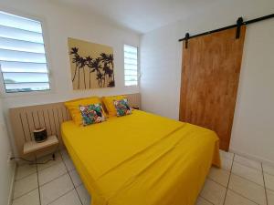 Uma cama ou camas num quarto em Appartement vue mer, résidence avec piscine à Tartane