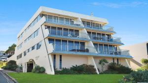 un edificio blanco con balcones en un lateral en Wickham Point Unit 5 Kings Beach QLD en Caloundra