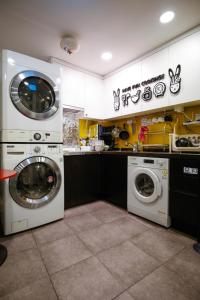 cocina con lavadora y lavadora en 24 Guesthouse Sinchon Avenue, en Seúl