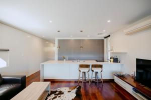 una cucina con bancone e 2 sgabelli da bar di Losari Retreat a Margaret River Town