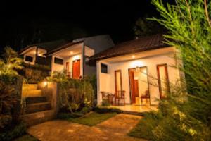 una piccola casa bianca di notte con luci di Singgahan Bungalow by ecommerceloka a Nusa Penida