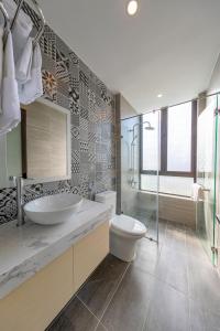 Phòng tắm tại Bespoke Villa Hoian