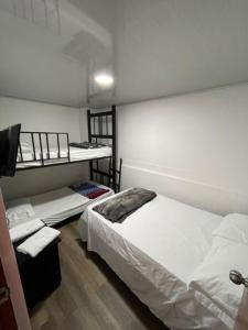 フィランディアにあるHotel Aaron FILANDIAの部屋にベッドが2つある部屋