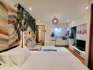een slaapkamer met een wit bed en een woonkamer bij 新大久保ヴィラヨシダ in Tokyo