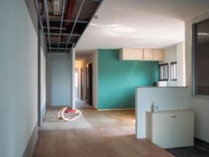un couloir d'un appartement avec une cuisine et des murs bleus dans l'établissement Center - Vacation STAY 54213v, à Kanuma