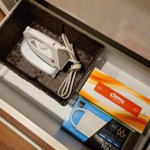 een lade in een koelkast met een doos en een apparaat bij 新大久保ヴィラヨシダ in Tokyo