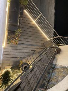 una vista aérea de una escalera con luces en COZY 2Br 2Ba Apartment w/grill Terrace & Parking, en Ciudad de México
