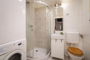 y baño con aseo, ducha y lavadora. en Z44- Boutique Apartment, Best Location. By BQA en Budapest