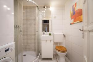 布達佩斯的住宿－Z44- Boutique Apartment, Best Location. By BQA，浴室配有卫生间、淋浴和盥洗盆。
