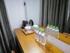 un montón de botellas de agua sentadas en una mesa en Hotel Elephant Bay en Pinnawala