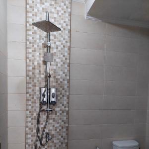 バトゥにあるVilla Beliciaの浴室のシャワーヘッド付きシャワー