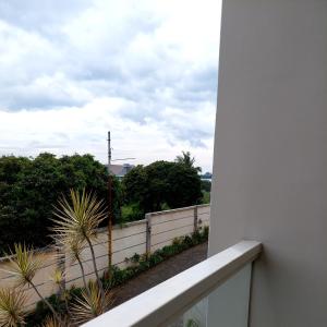 バトゥにあるVilla Beliciaの白い柵と木々のあるバルコニー