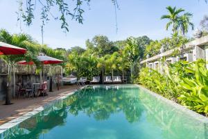 uma piscina no meio de um resort em Vista Angkor Residence em Phumĭ Réach Born (1)