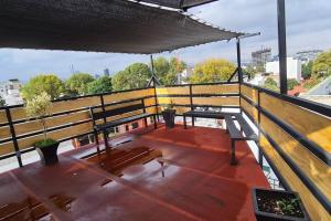 - Balcón con mesa en la parte superior de un edificio en Amazing Loft w/Terrace and Jacuzzi, en Ciudad de México