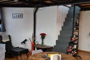 sala de estar con escalera y mesa en Amazing Loft w/Terrace and Jacuzzi, en Ciudad de México