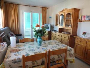 Fotografia z galérie ubytovania Apartamento para 4 personas con aire acondicionado a 1500m de la playa de Roses - ES-204-2 v destinácii Roses