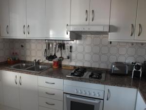 Kuchyňa alebo kuchynka v ubytovaní Apartamento a 50m de la playa con Wi-Fi y terraza, 2 dormitorios, 6 pers. - ES-204-26