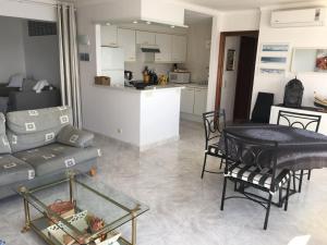 Kuchyň nebo kuchyňský kout v ubytování Apartamento cómodo de 3 habitaciones con aire acondicionado, terraza y piscina en Roses - ES-204-16