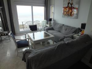 Posezení v ubytování Apartamento cómodo de 3 habitaciones con aire acondicionado, terraza y piscina en Roses - ES-204-16