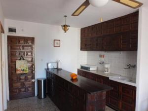 een keuken met houten kasten en een aanrecht bij Apartamento Roses, 1 dormitorio, 3 personas - ES-204-37 in Roses