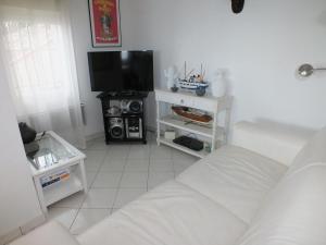 TV a/nebo společenská místnost v ubytování Apartamento cómodo de 3 habitaciones con aire acondicionado, terraza y piscina en Roses - ES-204-16