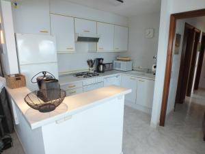 Kuchyň nebo kuchyňský kout v ubytování Apartamento cómodo de 3 habitaciones con aire acondicionado, terraza y piscina en Roses - ES-204-16