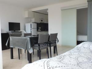 Kuchyňa alebo kuchynka v ubytovaní Encantador apartamento de 1 habitación con piscina y jardín en Roses Santa-Margarita - ES-204-24