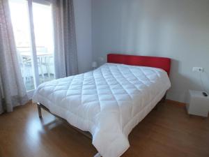 Posteľ alebo postele v izbe v ubytovaní Apartamento acogedor con piscina comunitaria y parking en Roses, cerca de la playa y atracciones - ES-204-39 + 12 fotografií