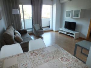 Televízia a/alebo spoločenská miestnosť v ubytovaní Apartamento acogedor con piscina comunitaria y parking en Roses, cerca de la playa y atracciones - ES-204-39