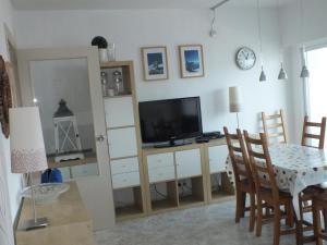 TV a/nebo společenská místnost v ubytování Apartamento en Rosas Santa-Margarita, con vistas al mar, piscina, y acceso directo a la playa - ES-204-42
