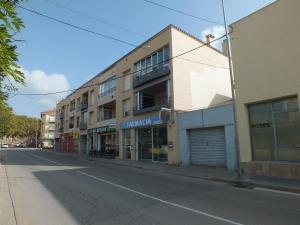an empty street in a city with a building at Apartamento Roses, 2 dormitorios, 4 personas - ES-204-46 in Roses