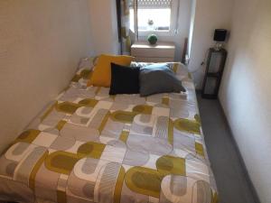 Posteľ alebo postele v izbe v ubytovaní Bonito apartamento de 2 habitaciones en Roses con estacionamiento, aire acondicionado, cerca del centro y de la playa - ES-204-46