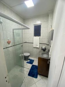 y baño con ducha, lavabo y aseo. en Apartamento vista para o mar, en Balneário Camboriú