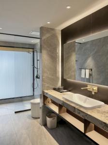 W łazience znajduje się umywalka i lustro. w obiekcie Looma Private Pool Villas w mieście Pantai Cenang