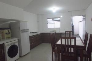 Dapur atau dapur kecil di Sobrado Carpe Diem Palmeiras, 450 m da praia, 2 suítes com ar, 2 vagas, check-in 24h, churrasqueira, 20 min do Beto Carrero