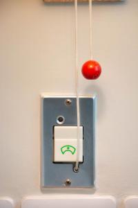 un interruptor en una pared con un tomate. en Holiday Inn Pattaya, an IHG Hotel, en Pattaya central