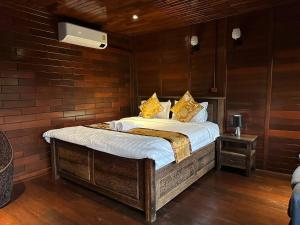 1 dormitorio con 1 cama grande en una habitación en Prek Kdat Resort, en Kampot