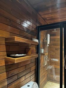 baño con aseo y pared de madera en Prek Kdat Resort, en Kampot