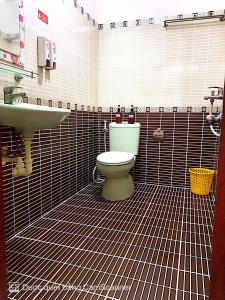 een badkamer met een toilet en een wastafel bij Khách Sạn Duy Quang 2 in Ho Chi Minh-stad