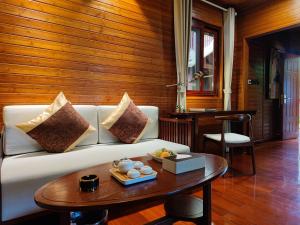 Prince Manor Resort في بنوم بنه: غرفة معيشة مع أريكة وطاولة